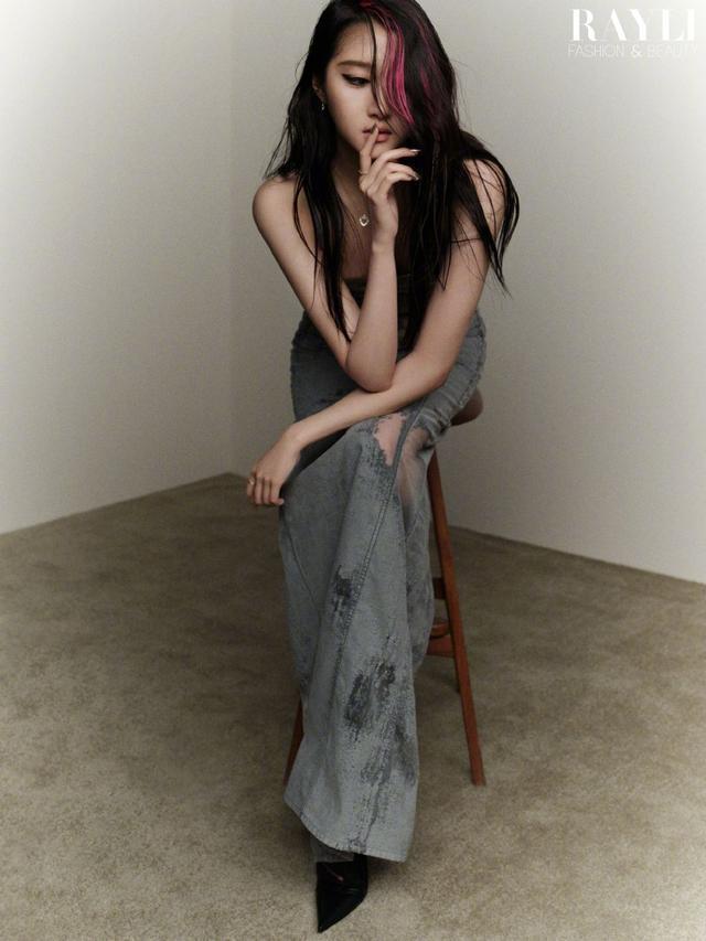 关晓彤山根碎钻妆闪耀灵动 桃红色挑染长发酷飒不羁