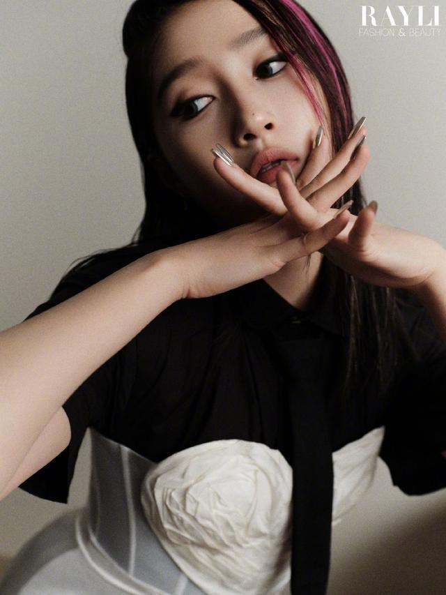 关晓彤山根碎钻妆闪耀灵动 桃红色挑染长发酷飒不羁