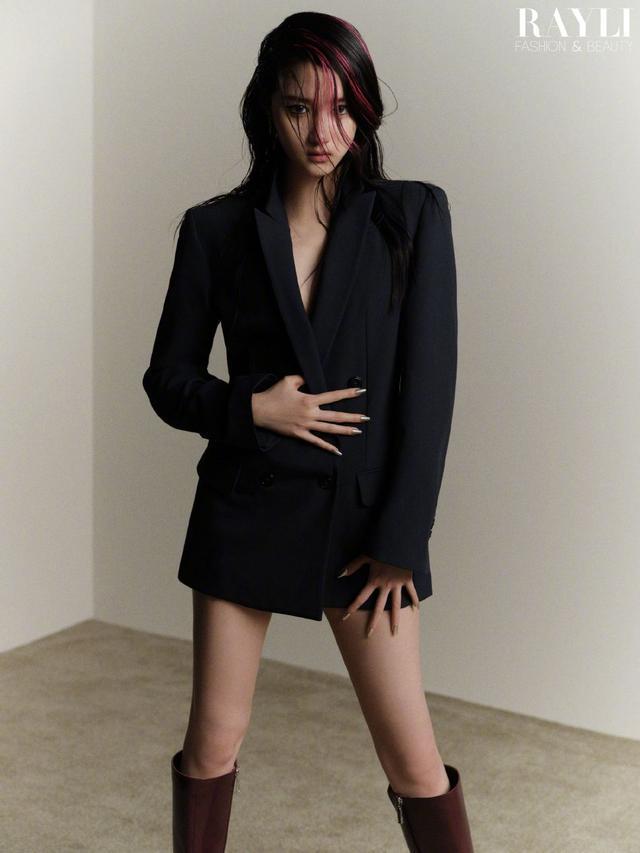 关晓彤山根碎钻妆闪耀灵动 桃红色挑染长发酷飒不羁