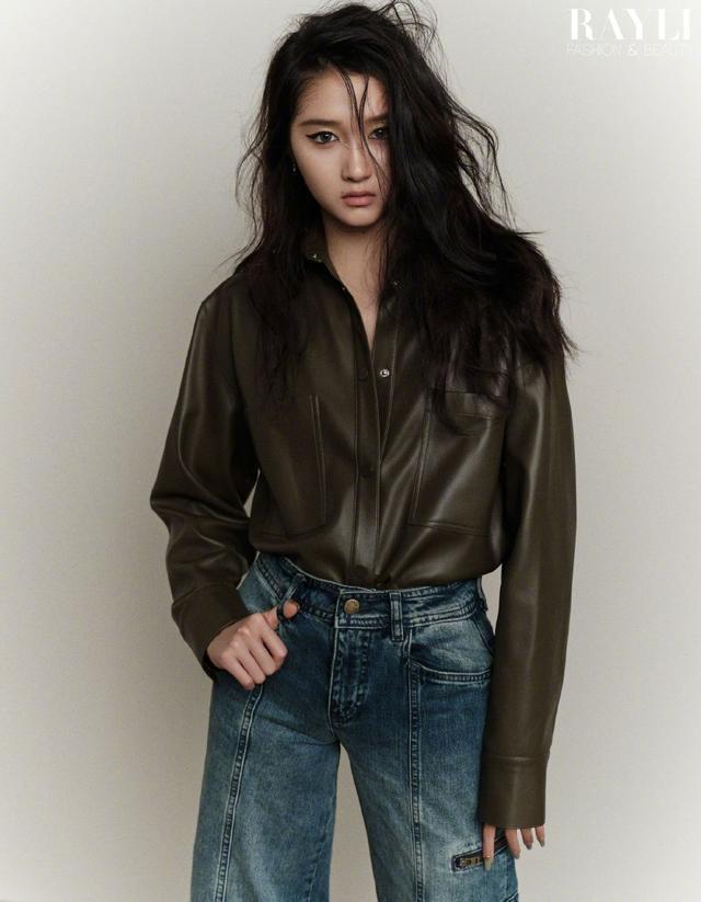 关晓彤山根碎钻妆闪耀灵动 桃红色挑染长发酷飒不羁