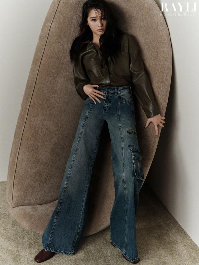 关晓彤山根碎钻妆闪耀灵动 桃红色挑染长发酷飒不羁