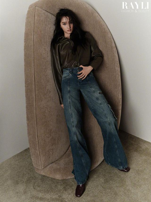 关晓彤山根碎钻妆闪耀灵动 桃红色挑染长发酷飒不羁