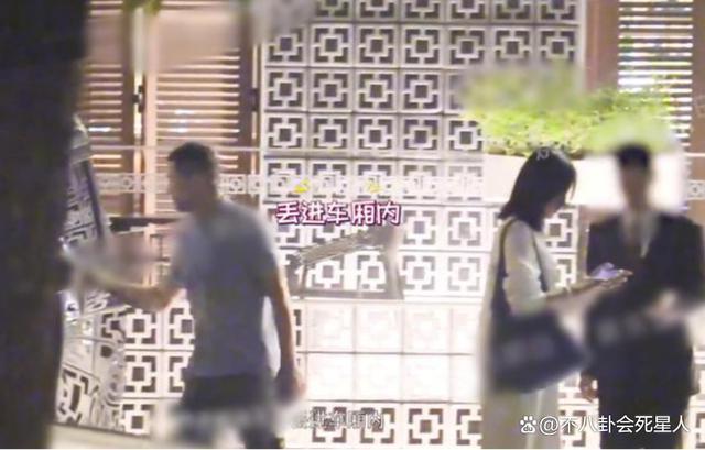 李亚鹏娇妻情商好高，聚会主动挽住李嫣手臂，网友：比王菲强