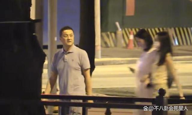 李亚鹏娇妻情商好高，聚会主动挽住李嫣手臂，网友：比王菲强