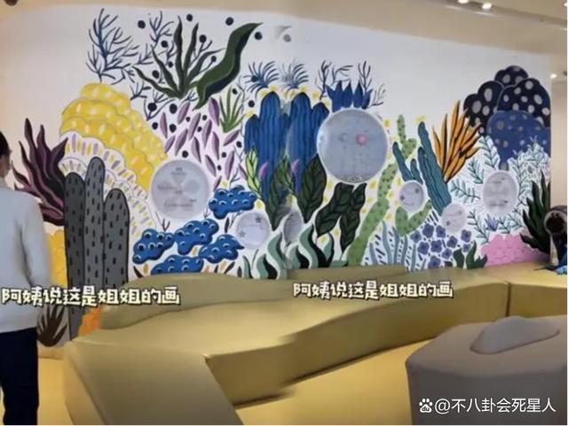 李亚鹏娇妻情商好高，聚会主动挽住李嫣手臂，网友：比王菲强
