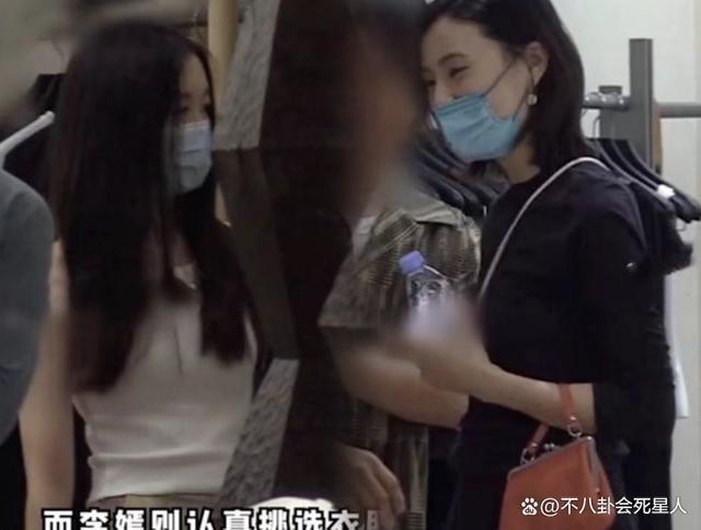 李亚鹏娇妻情商好高，聚会主动挽住李嫣手臂，网友：比王菲强