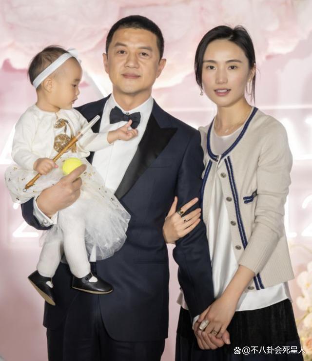 李亚鹏娇妻情商好高，聚会主动挽住李嫣手臂，网友：比王菲强