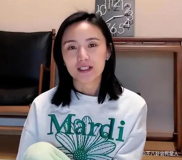 李亚鹏娇妻情商好高，聚会主动挽住李嫣手臂，网友：比王菲强