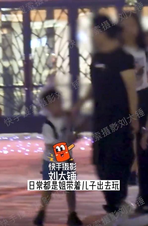 张柏芝带三胎儿子游玩 小儿子玩玩具活泼可爱