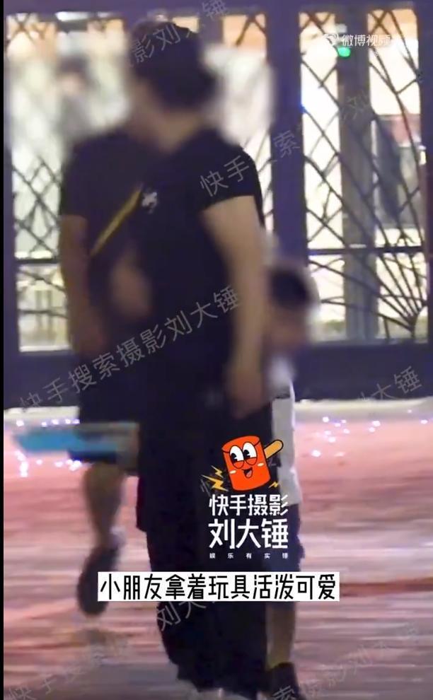 张柏芝带三胎儿子游玩 小儿子玩玩具活泼可爱