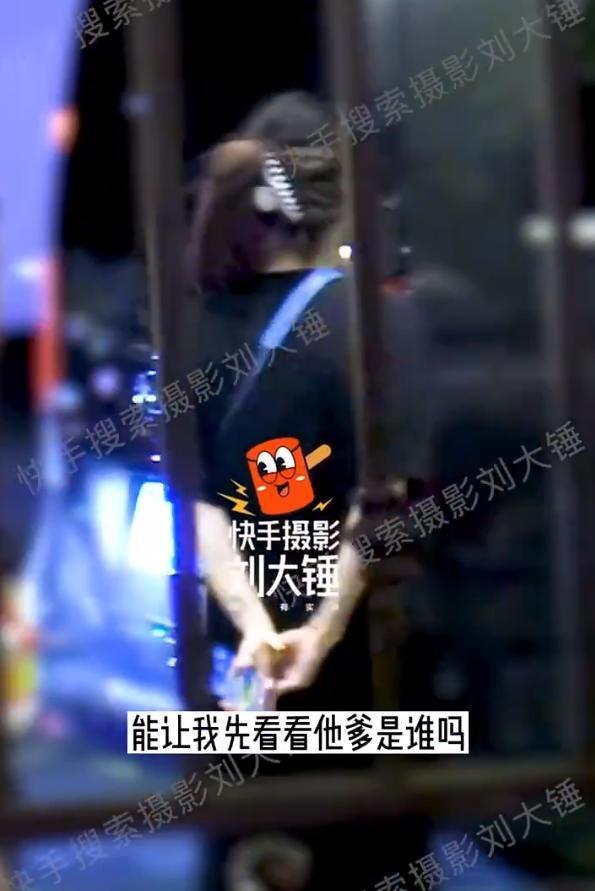 张柏芝带三胎儿子游玩 小儿子玩玩具活泼可爱