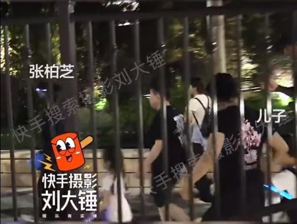 张柏芝带三胎儿子游玩 小儿子玩玩具活泼可爱