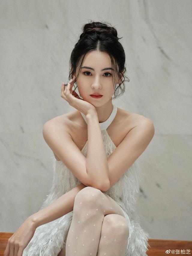 张柏芝带三胎儿子游玩 小儿子玩玩具活泼可爱