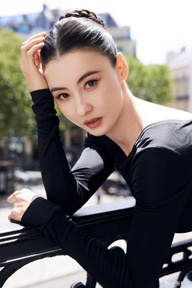 张柏芝带三胎儿子游玩 小儿子玩玩具活泼可爱