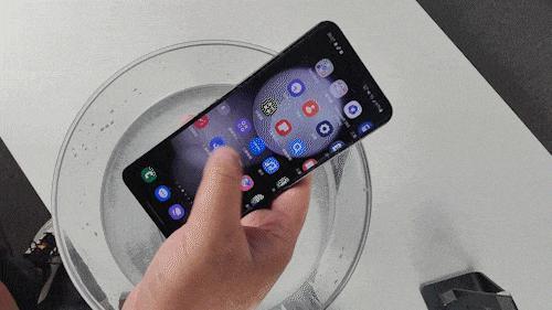 实测三星Galaxy Z Flip5防水功能，“潜水”30分钟也能正常使用