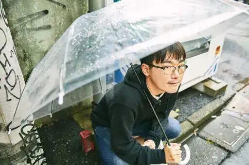 13年不工作就靠7个女友接力养,软饭都被他吃出境界了?