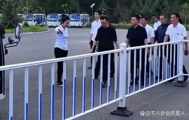 百亿富豪出门差别大，王健林李嘉诚被保镖包围，霍震霆从不带