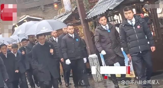 百亿富豪出门差别大，王健林李嘉诚被保镖包围，霍震霆从不带