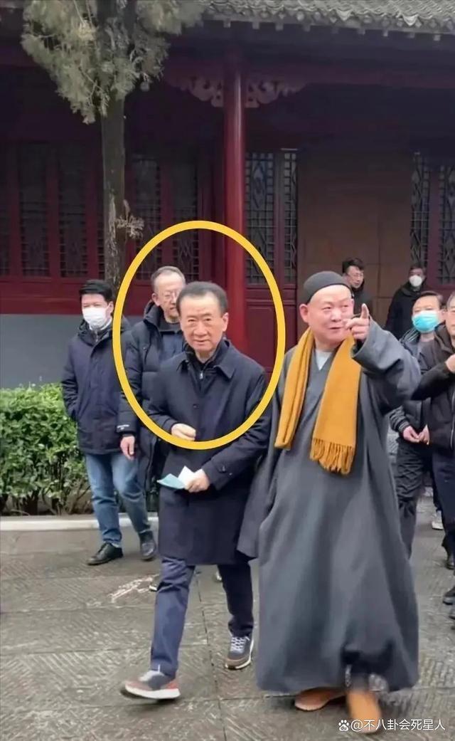 百亿富豪出门差别大，王健林李嘉诚被保镖包围，霍震霆从不带