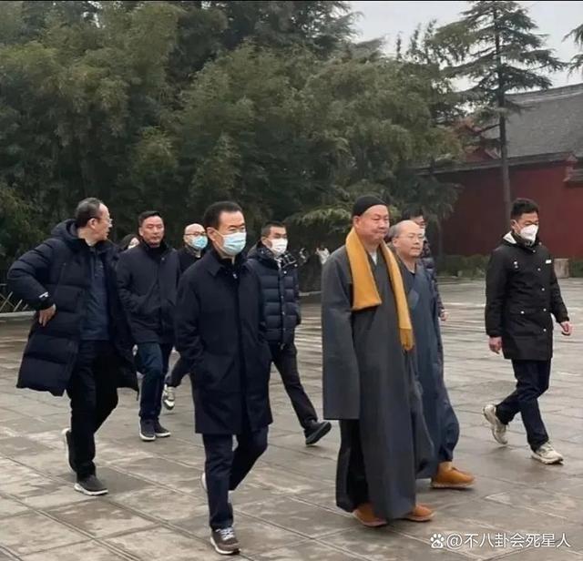 百亿富豪出门差别大，王健林李嘉诚被保镖包围，霍震霆从不带