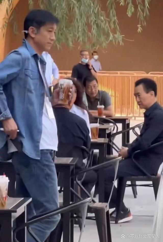 百亿富豪出门差别大，王健林李嘉诚被保镖包围，霍震霆从不带