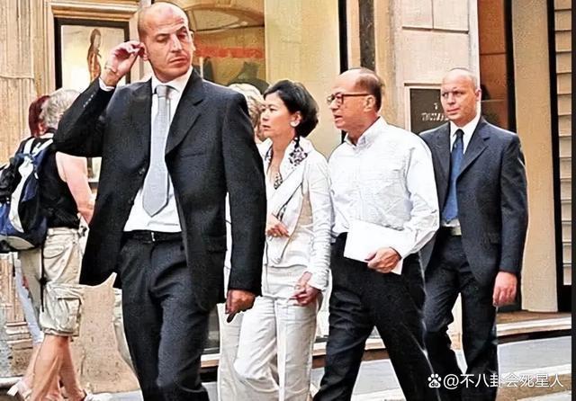 百亿富豪出门差别大，王健林李嘉诚被保镖包围，霍震霆从不带