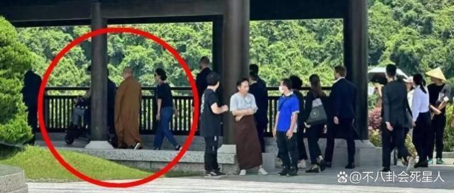 百亿富豪出门差别大，王健林李嘉诚被保镖包围，霍震霆从不带