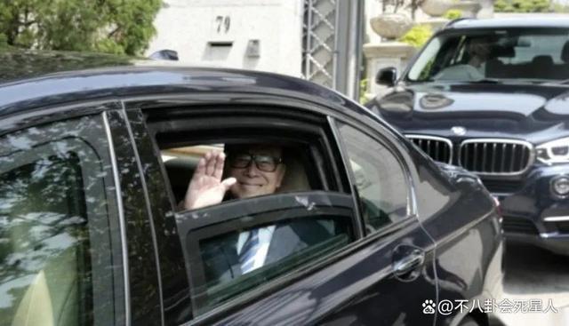 百亿富豪出门差别大，王健林李嘉诚被保镖包围，霍震霆从不带