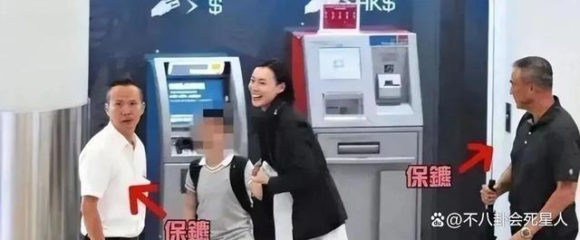 百亿富豪出门差别大，王健林李嘉诚被保镖包围，霍震霆从不带