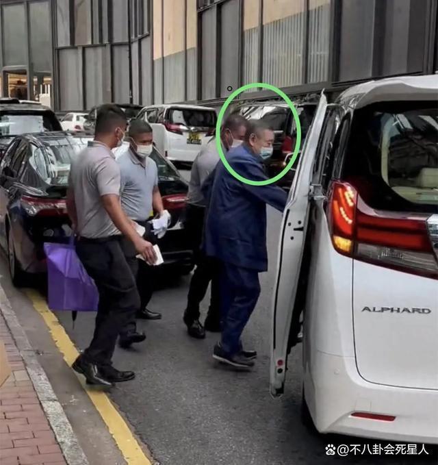 百亿富豪出门差别大，王健林李嘉诚被保镖包围，霍震霆从不带