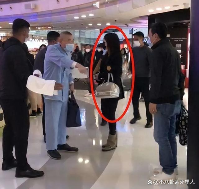 百亿富豪出门差别大，王健林李嘉诚被保镖包围，霍震霆从不带