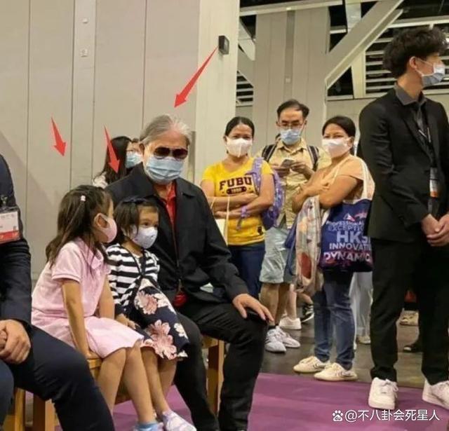 百亿富豪出门差别大，王健林李嘉诚被保镖包围，霍震霆从不带