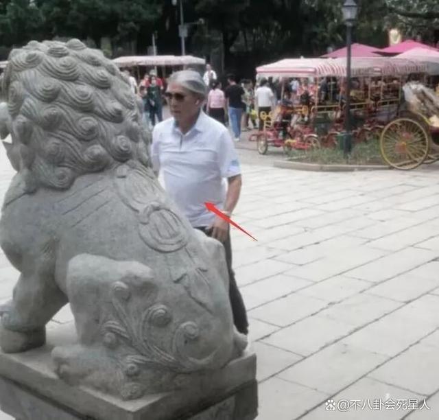 百亿富豪出门差别大，王健林李嘉诚被保镖包围，霍震霆从不带