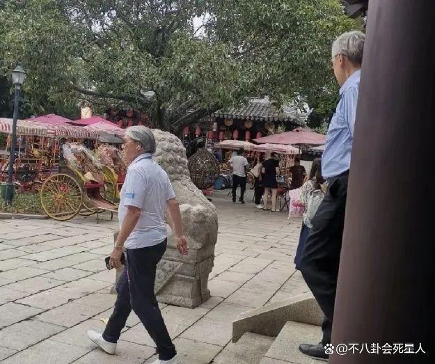 百亿富豪出门差别大，王健林李嘉诚被保镖包围，霍震霆从不带