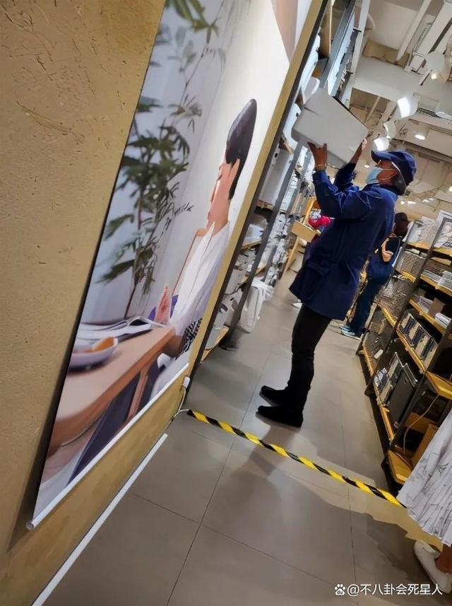 百亿富豪出门差别大，王健林李嘉诚被保镖包围，霍震霆从不带