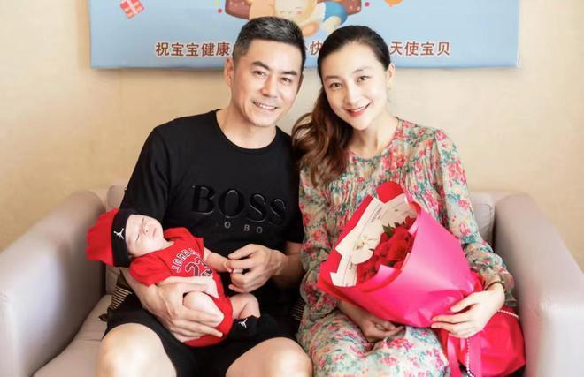 48岁戏骨低调生二胎！小14岁老婆住近9万月子中心