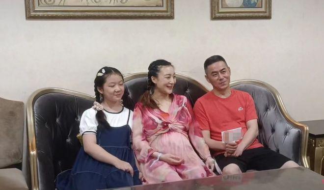 48岁戏骨低调生二胎！小14岁老婆住近9万月子中心