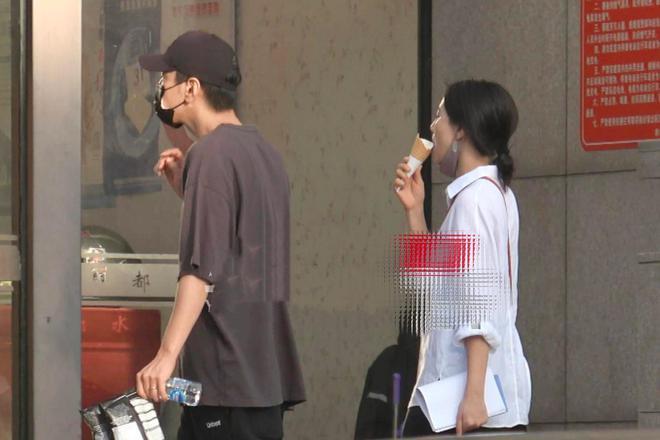 赵又廷夫妇买零食，44岁高圆圆喂老公吃冰淇淋