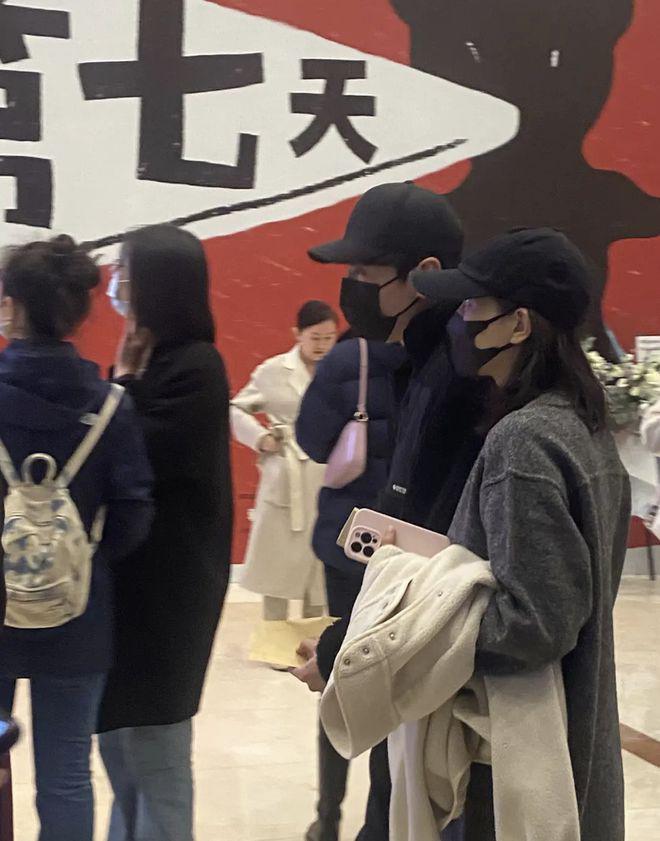 赵又廷夫妇买零食，44岁高圆圆喂老公吃冰淇淋