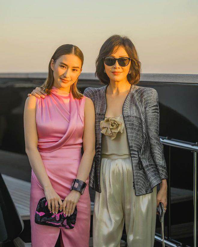 何超莲刘嘉玲在威尼斯合照，众姐妹一起很有名媛范