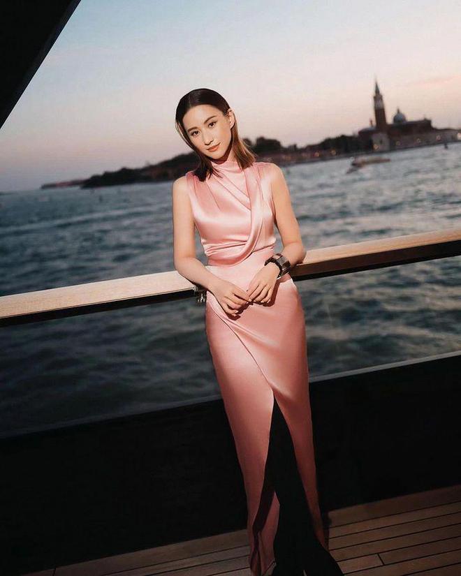 何超莲刘嘉玲在威尼斯合照，众姐妹一起很有名媛范