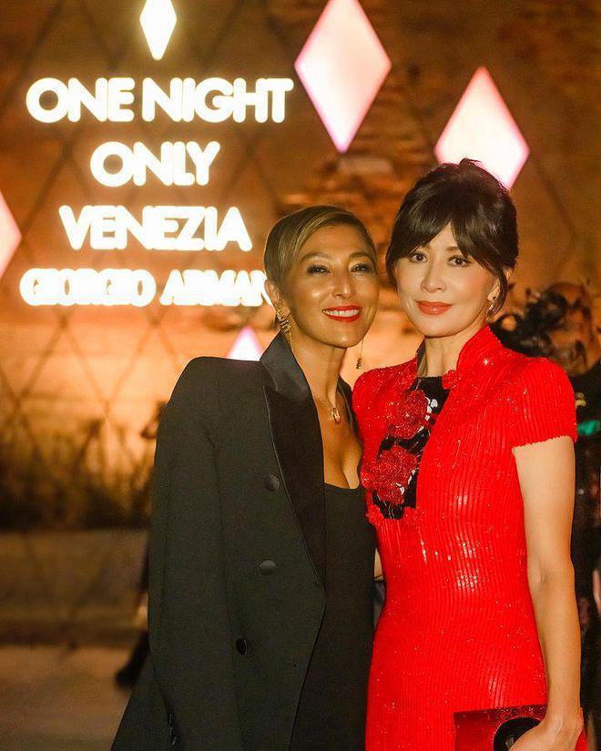 何超莲刘嘉玲在威尼斯合照，众姐妹一起很有名媛范