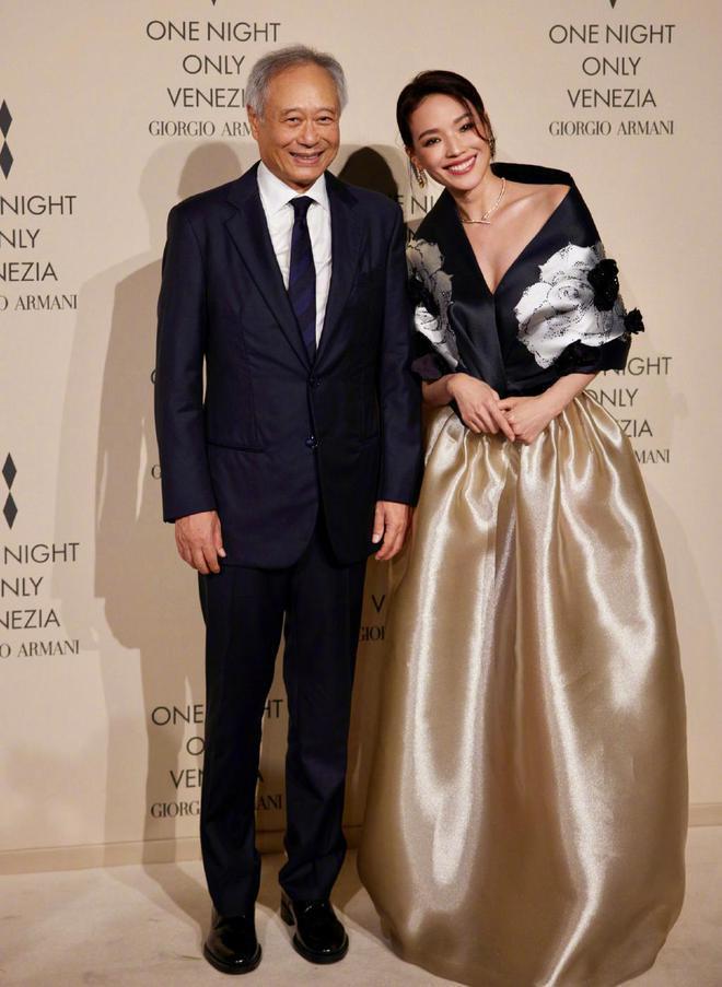 何超莲刘嘉玲在威尼斯合照，众姐妹一起很有名媛范