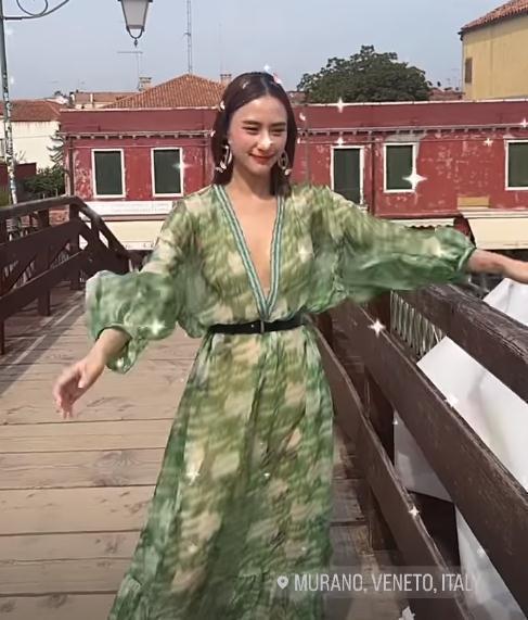 何超莲刘嘉玲在威尼斯合照，众姐妹一起很有名媛范