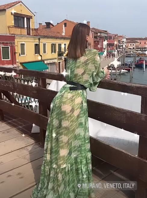 何超莲刘嘉玲在威尼斯合照，众姐妹一起很有名媛范