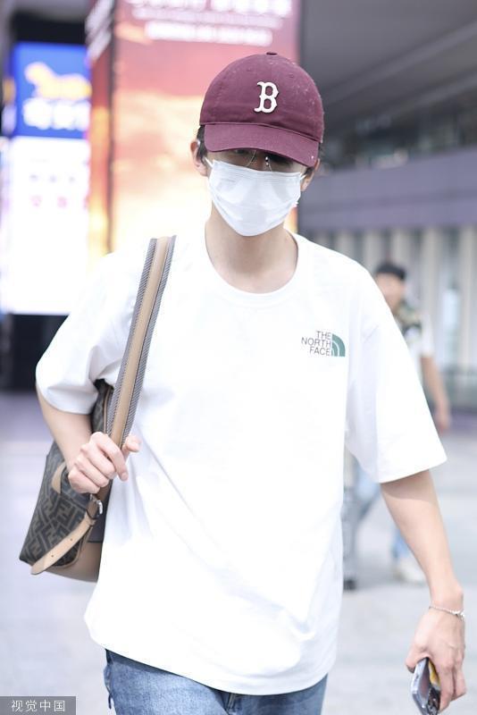 张新成白T恤造型现身首都机场 单肩挎包清爽时尚