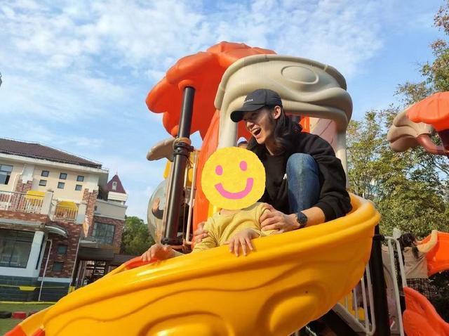 网曝于适曾去幼儿园实习 陪萌娃玩乐还给弹吉他
