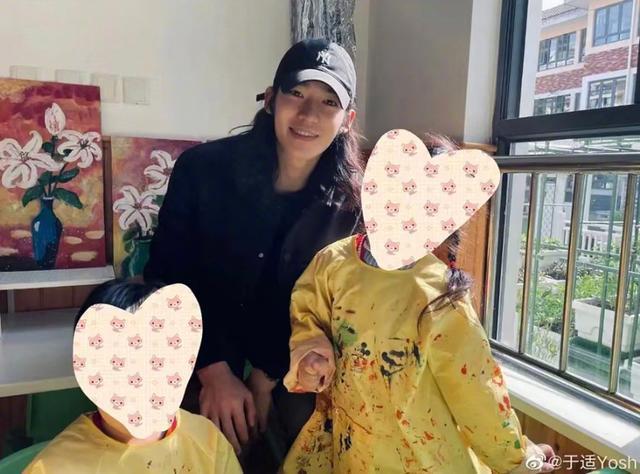 网曝于适曾去幼儿园实习 陪萌娃玩乐还给弹吉他