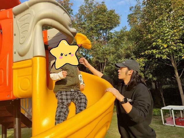 网曝于适曾去幼儿园实习 陪萌娃玩乐还给弹吉他