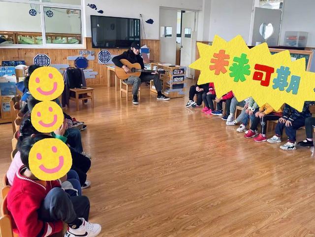 网曝于适曾去幼儿园实习 陪萌娃玩乐还给弹吉他